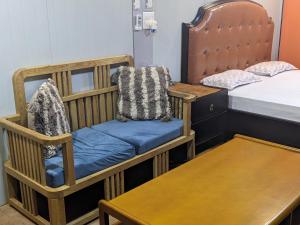 Zimmer mit Kinderbett, Bett und Tisch in der Unterkunft HOTEL THE CUBE STAY in Neu-Delhi