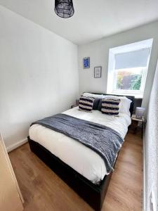 a bedroom with a large bed with a window at Spacious 3 bedroom centrally located house in Jesmond