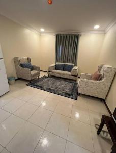 sala de estar con 2 sillas y sofá en فندق أباهى3, en Al Hofuf