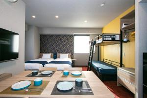 - une chambre d'hôtel avec un lit et une table dans l'établissement Minn Nihonbashi, à Tokyo