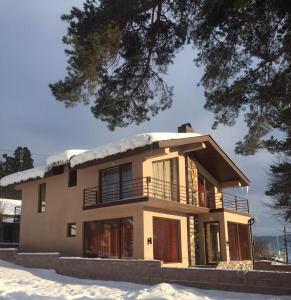 巴庫里阿尼的住宿－Villa Astoria Bakuriani，上面有雪的房子
