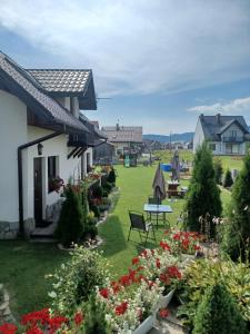 a view of the garden of a house with flowers at U Siuhajów in Frydman