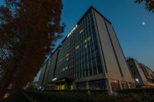 un edificio alto con muchas ventanas en SSAW Boutique Hotel Zhijiang, en Hangzhou