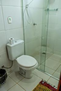 e bagno con servizi igienici e doccia in vetro. di Aldeia Mari-Mari Amazon Lodge a Presidente Figueiredo