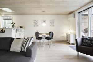 sala de estar con sofá, sillas y mesa en Sommerhus ved Vesterhavet, en Ulfborg