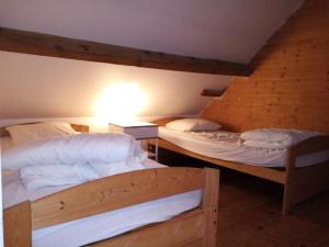 - une chambre avec 2 lits dans un mur en bois dans l'établissement Saint Jacut de la mer, maison avec jardin., à Saint-Jacut-de-la-Mer