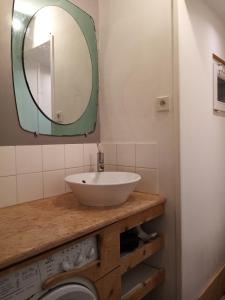 La salle de bains est pourvue d'un lavabo et d'un miroir. dans l'établissement Saint Jacut de la mer, maison avec jardin., à Saint-Jacut-de-la-Mer