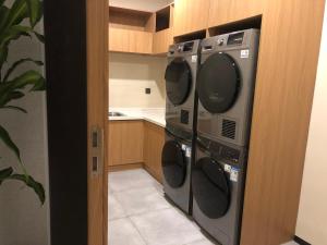 Cucina o angolo cottura di SSAW Boutique Hotel Zhijiang