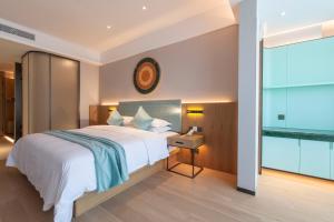 Letto o letti in una camera di SSAW Boutique Hotel Zhijiang