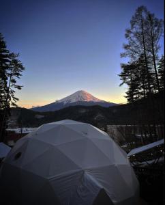 富士河口湖的住宿－TOCORO. Mt.Fuji CAMP&GLAMPING，远处的山,带白色雨伞