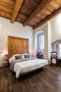 1 dormitorio con 1 cama grande y cabecero de madera en Design Hotel Neruda en Praga