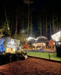 Garður fyrir utan TOCORO. Mt.Fuji CAMP&GLAMPING