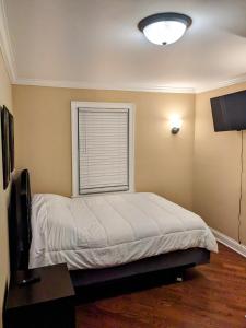 um quarto com uma cama branca e uma janela em Chicago Home 6 bd 4 ba home with 2 car garage parking em Chicago