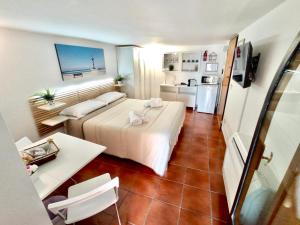 a hotel room with a bed and a kitchen at HomeClass Mercantile in Bari