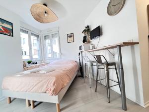 Televízia a/alebo spoločenská miestnosť v ubytovaní Le Tressous - Studio sur place de Jaude Prefecture