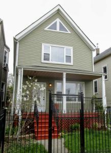 uma casa com uma cerca preta em frente em Chicago Home 6 bd 4 ba home with 2 car garage parking em Chicago