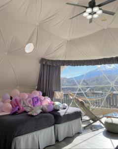 sypialnia z 2 łóżkami i dużym oknem w obiekcie TOCORO. Mt.Fuji CAMP&GLAMPING w mieście Fujikawaguchiko
