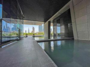 Bazén v ubytování Bright and central Index Tower DIFC by Suiteable nebo v jeho okolí