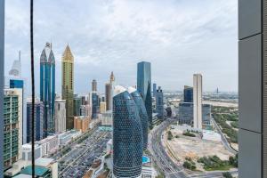 Nespecifikovaný výhled na destinaci Dubaj nebo výhled na město při pohledu z apartmánu