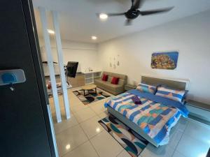 um quarto com uma cama e uma sala de estar em Manis Evo Bangi Soho - pool & netflix & wifi em Bangi