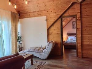 Sala de estar con cama y espejo en Rustic dream MIA en Zlatibor