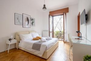 Posteľ alebo postele v izbe v ubytovaní A 10 MIN DAL DUOMO - Trilocale moderno con 3 letti e 2 bagni in Città Studi + 20 fotografií