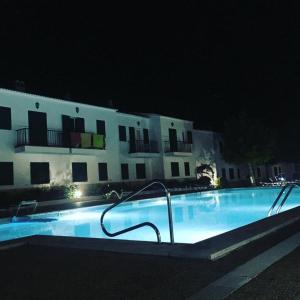 una piscina frente a un edificio por la noche en Son Parc Menorca recién reformado!, en Son Parc