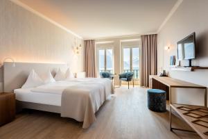 Voodi või voodid majutusasutuse Seehotel Waldstätterhof Swiss Quality toas +37 fotot