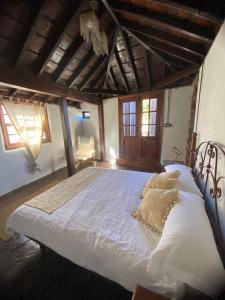 A bed or beds in a room at Casa La Aldaba