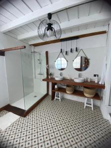 un bagno con due lavandini e una doccia in vetro di Casa La Aldaba a Los Realejos