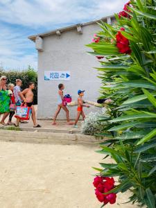 eine Gruppe von Kindern, die an einem Gebäude vorbeigehen in der Unterkunft Camping le Roucan West in Vias