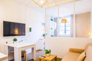Televízia a/alebo spoločenská miestnosť v ubytovaní La Clé Studio Clim, WiFi, Gare et Port de Toulon