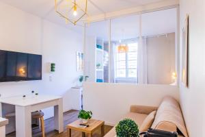 Televízia a/alebo spoločenská miestnosť v ubytovaní La Clé Studio Clim, WiFi, Gare et Port de Toulon