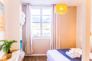a room with a bed and a window at Le Cosy Studio - 60m gare - Hypercentre - Clim - Wifi in Toulon