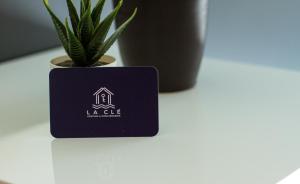 Certifikát, ocenenie alebo iný dokument vystavený v ubytovaní La Clé Studio Clim, WiFi, Gare et Port de Toulon