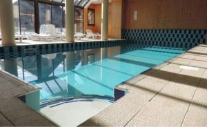 duży basen z błękitną wodą w budynku w obiekcie Studio 4 à 5 personnes - Les balcons de Sirius RISOUL w mieście Risoul