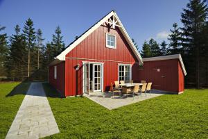a red barn with a table in the yard at Lalandia Billund in Billund