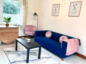 a living room with a blue couch and a table at Lovely 2 bedroom with driveway close to Quayside in Sheriff Hill