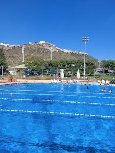 een groot zwembad met mensen in het water bij הדירה בפארק ההייטק חיפה in Haifa