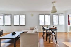 ein Wohnzimmer mit einem Sofa und einem Tisch in der Unterkunft Le Lutetia - 4pers - Au Calme et lumieux - Wifi - Proche Gare in Toulon