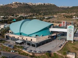 een uitzicht op een gebouw met een blauw dak bij הדירה בפארק ההייטק חיפה in Haifa