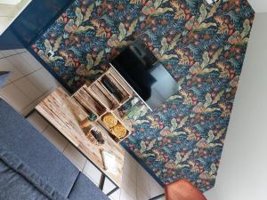 an overhead view of a kitchen with floral wallpaper at Ô Baguenaudes in Jalhay