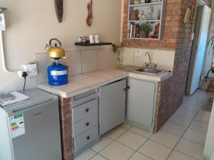 una pequeña cocina con encimera y fregadero en Amani Guest house Clarens, en Clarens