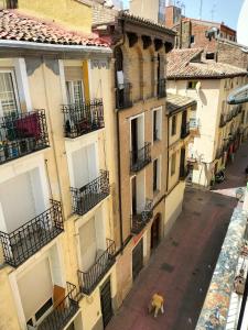 een uitzicht over een steeg met gebouwen bij Habitaciones Valén in Zaragoza