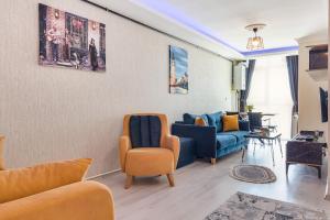 sala de estar con 2 sillas y sofá en Lucky Homes, en Ankara