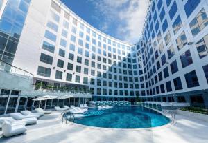 Bassein majutusasutuses Regala Skycity Hotel või selle lähedal