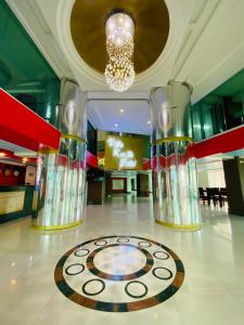een grote lobby met een kroonluchter en een vloer bij Villa Rosita Hotel in Naga