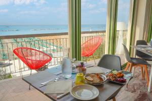 ガビッチェ・マーレにあるHotel Internationalの海の景色を望むテーブル