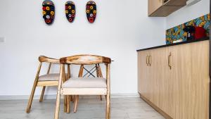 アビジャンにあるCosy appart au cœur du Plateauの木製椅子 +10枚の写真