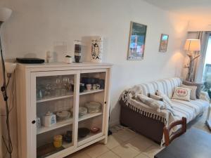 una habitación con un armario blanco lleno de platos en Chez Tifenn en Perros-Guirec